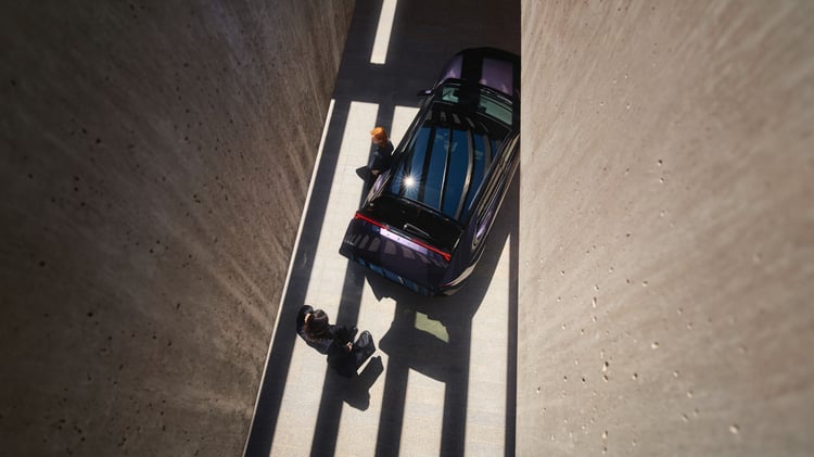 Mazda CX-6e électrique vu de dessus avec toit panoramique vitré