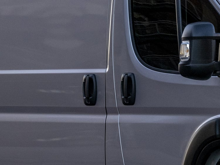 Déverrouillez/verrouillez les portes de la cabine et de l'espace de chargement ou démarrez le moteur sans les clés.