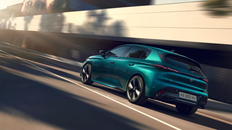 Les feux arrières renforcent l’équilibre des lignes, tandis que le bouclier noir souligne le caractère affirmé de cette berline compacte sportive.