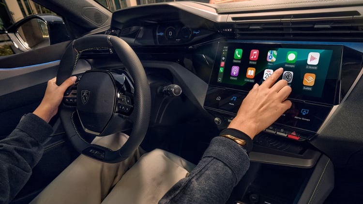 Le volant compact, le combiné tête haute et l'écran tactile avec les widgets digitaux proposent une interface intuitive, parfaitement pensée pour une ergonomie optimale.