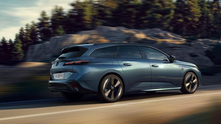 La Nouvelle PEUGEOT 308 se décline en break. La version SW se distingue par son profil racé qui allie élégance et praticité.