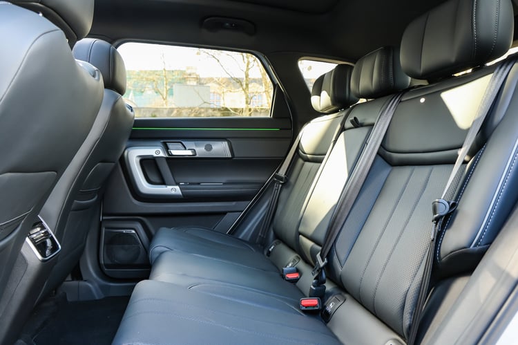 Des sièges confortables à bord du SUV hybride rechargeable