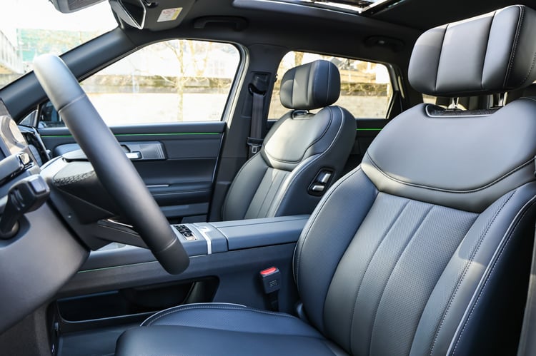 Des sièges confortables à bord du SUV hybride rechargeable