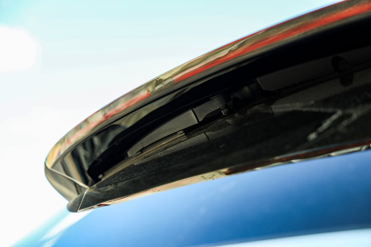Essuie-glace dissimulé dans le spoiler arrière !