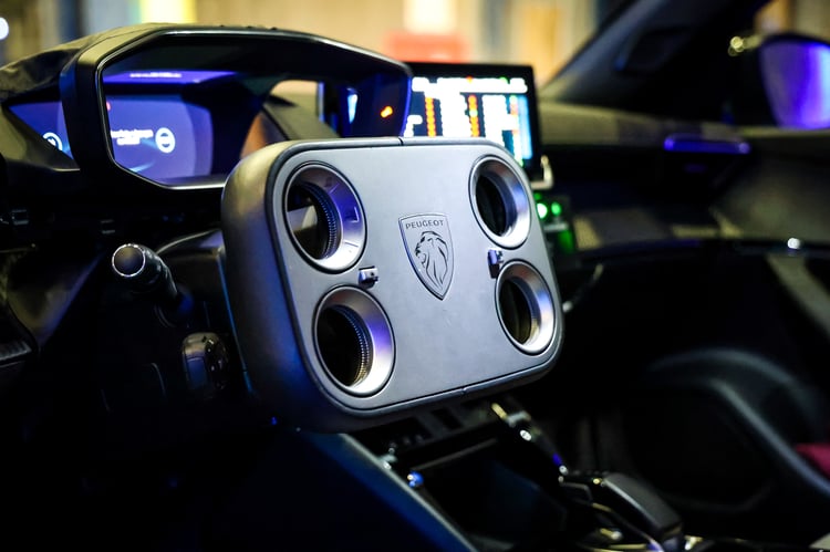 Le volant Peugeot Hypersquare dans un 2008