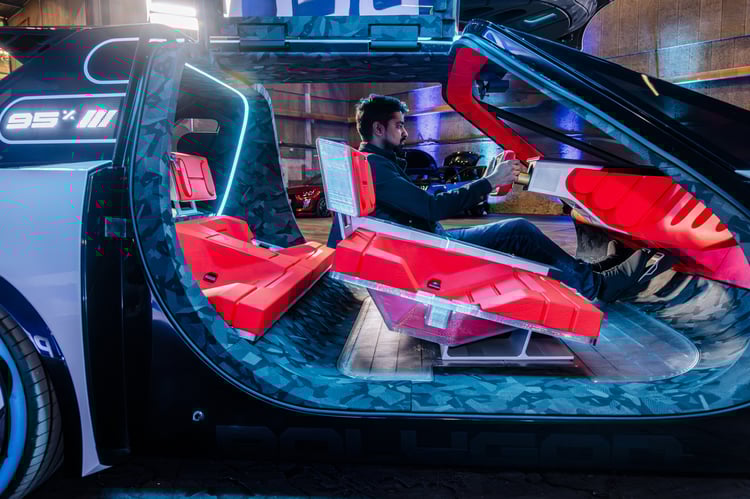 Une position de conduite basse, les jambes loin devant