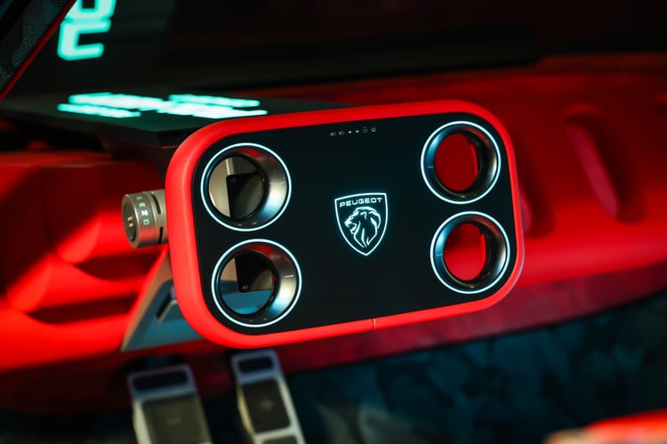 Commandes au volant accessibles et intuitives