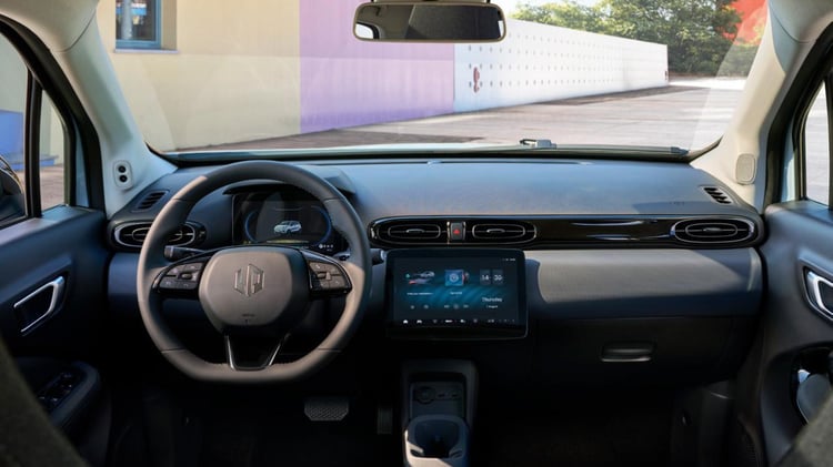 La planche de bord est épurée et intègre 2 écrans.