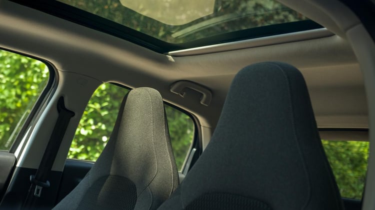 Le toit panoramique de série avec pare soleil électrique assure une belle luminosité tout en vous protégeant des rayons du soleil. 