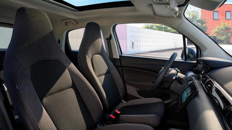 Mesurant seulement 3,60 m de long mais avec un empattement de 2,40 m, la T03 offre un intérieur spacieux, confortable et modulable.