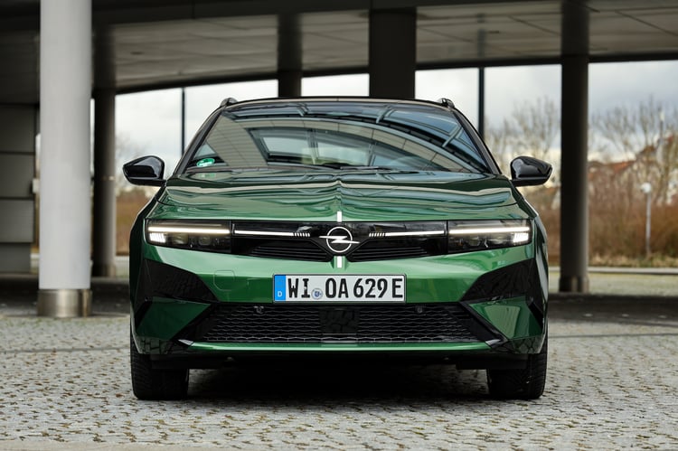 Face avant de l'Opel Astra Sports Tourer Electric restylée