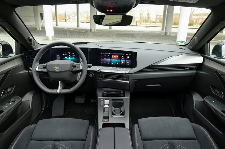 Un mobilier familier, toujours simple et sombre