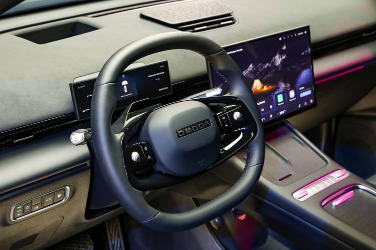 Un poste de conduite moderne et joliment travaillé