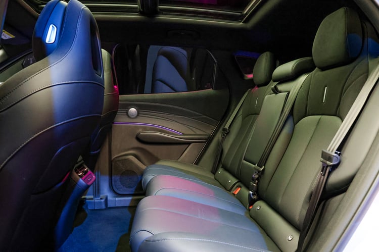 Du mobilier et des matériaux tout aussi flatteurs à l'arrière