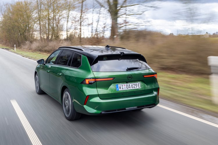 Une Opel Astra Sports Tourer Electric sobre et efficace, mais encore onéreuse