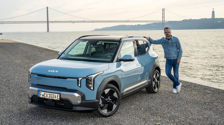 Victor Diakov avec la Kia EV2 devant le pont du 25 avril à Lisbonne