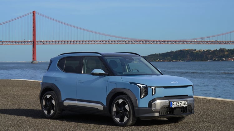 Kia EV2 électrique bleu givré finition Earth vue trois quarts avant bord de mer