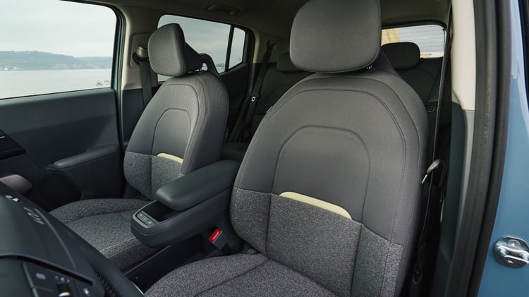 intérieur Kia EV2 sièges avant finition Earth maintien latéral assises tissu