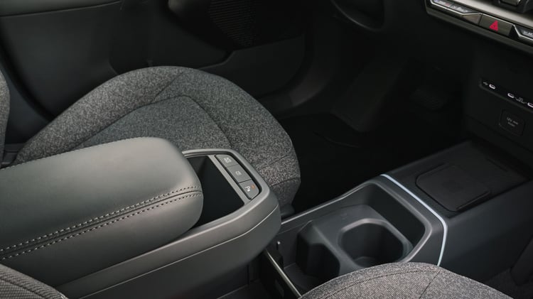 Kia EV2 intérieur accoudoir central rangement et porte gobelet console avant