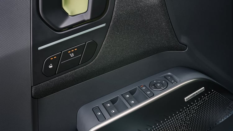 Kia EV2 intérieur contre porte commandes vitres sièges chauffants volant chauffant boutons physiques