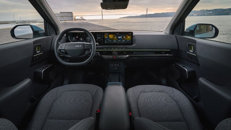 Kia EV2 intérieur planche de bord écran panoramique volant habitacle finition Earth