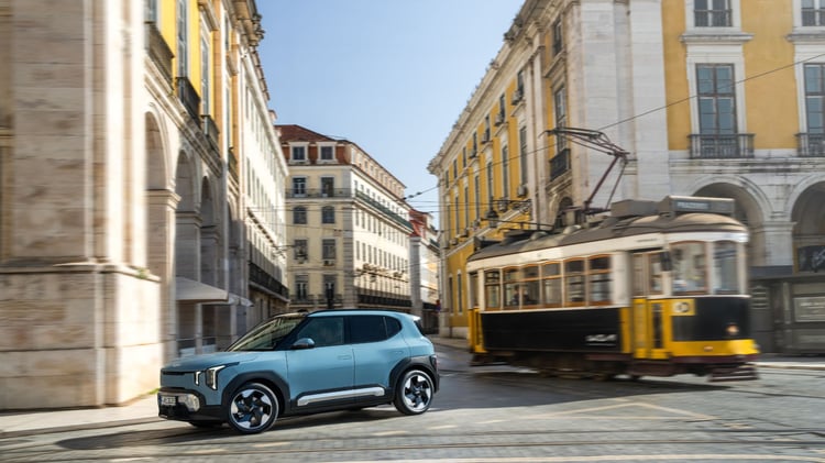 Kia EV2 électrique bleu givré en ville avec tramway circulation urbaine