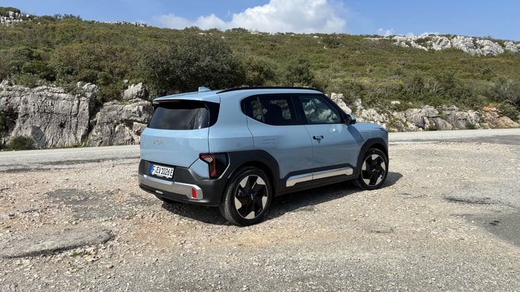 Kia EV2 bleu sur route sinueuse dans la région de Lisbonne
