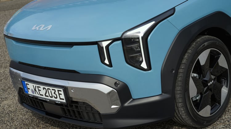 Kia EV2 électrique finition Earth bleu givré détail face avant signature lumineuse LED