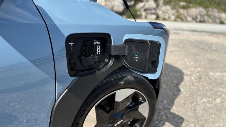 Trappe de recharge du Kia EV2 située sur l’aile avant droite