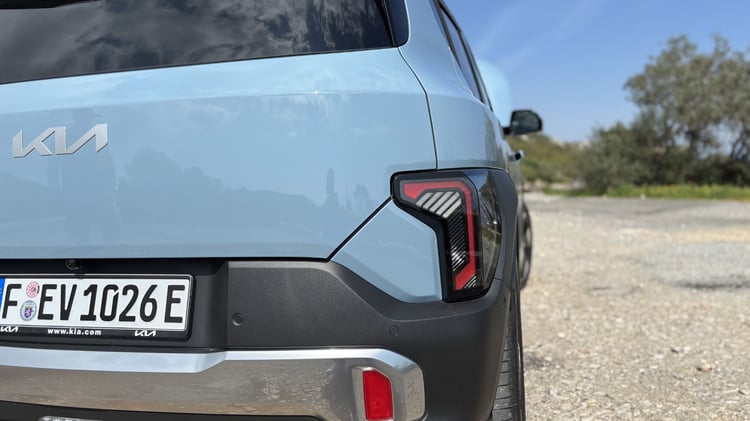 Feu arrière du Kia EV2 positionné bas sur la carrosserie