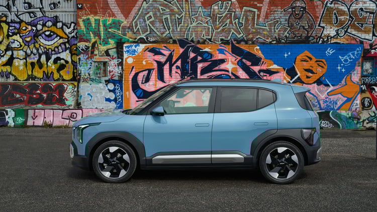 Kia EV2 électrique bleu givré finition Earth vue de profil en environnement urbain