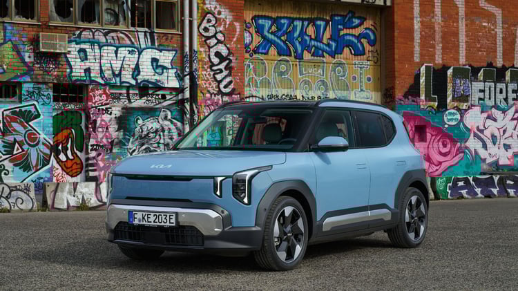 Kia EV2 électrique bleu givré finition Earth vue trois quarts avant en ville