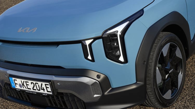 Kia EV2 bleu givré détail phare avant LED signature lumineuse verticale