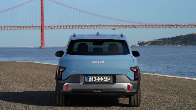 Kia EV2 électrique bleu givré finition Earth vue arrière bord de mer