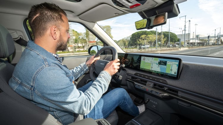 Victor Diakov au volant du Kia EV2