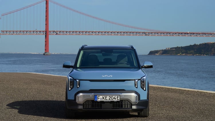 Kia EV2 électrique bleu givré finition Earth vue de face bord de mer