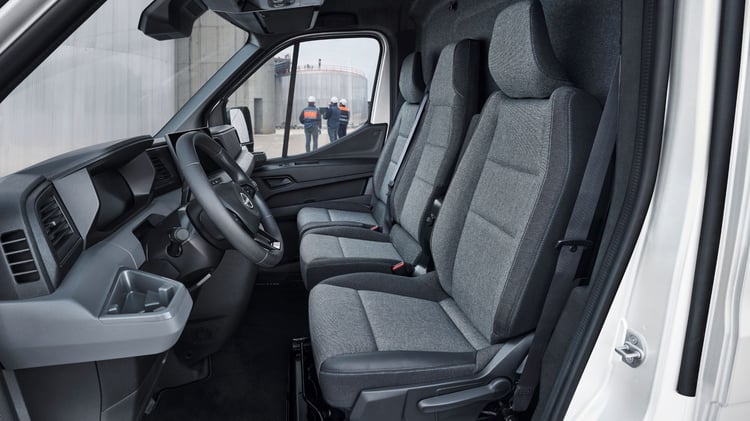 Habitacle du Nissan Interstar électrique avec sièges avant et poste de conduite