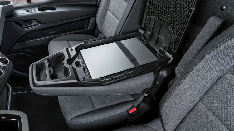 Tablette rabattable intégrée à la banquette du Nissan Interstar électrique