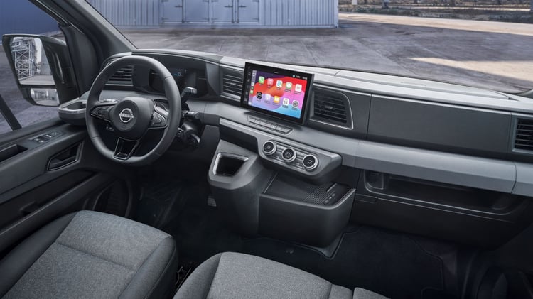 Planche de bord et poste de conduite du Nissan Interstar électrique avec écran tactile central