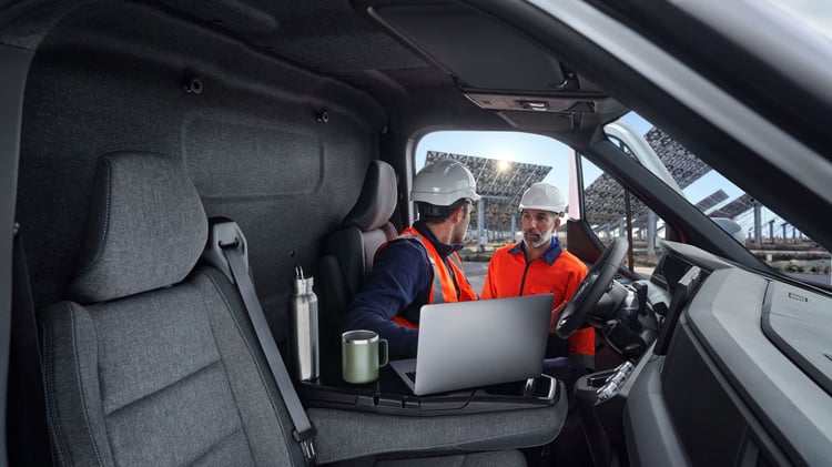Tablette de travail dans le Nissan Interstar électrique utilisée avec un ordinateur portable