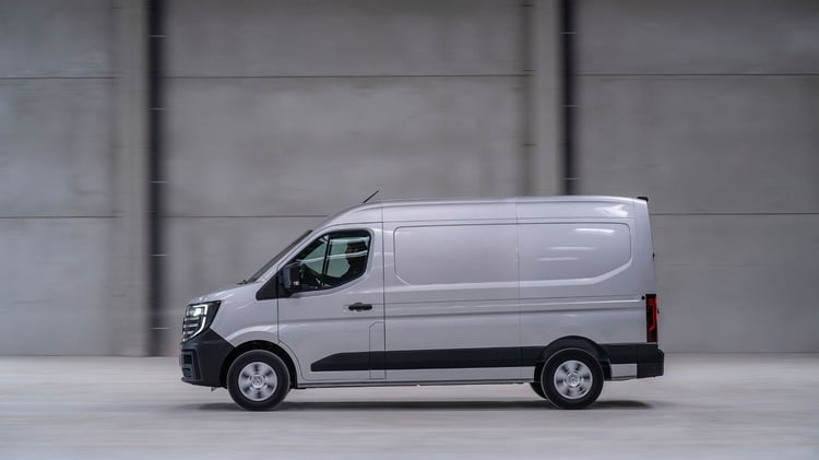 Nissan Interstar électrique fourgon vu de profil en mouvement dans un environnement urbain