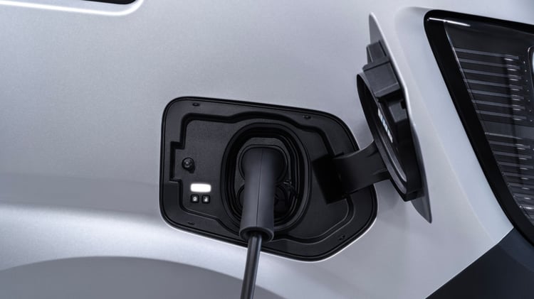 Prise de recharge du Nissan Interstar électrique branchée sur le fourgon