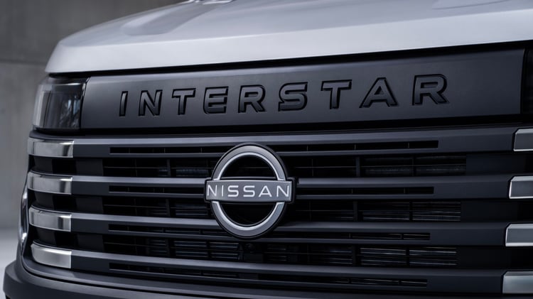 Calandre avant du Nissan Interstar électrique avec logo Nissan et inscription Interstar