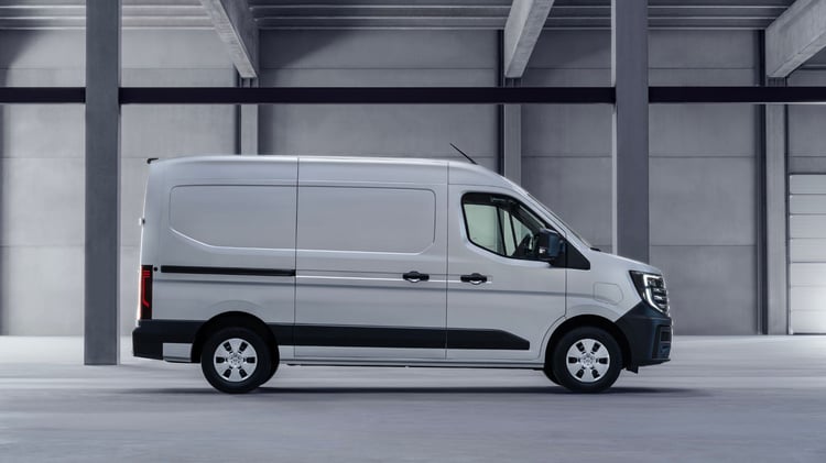 Nissan Interstar électrique fourgon utilitaire vu de profil dans un entrepôt