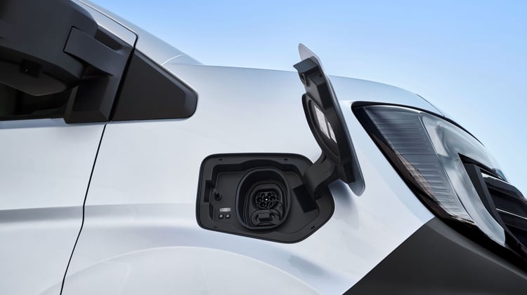 Prise de recharge à l’avant droit du Nissan Interstar électrique