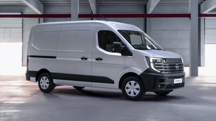 Nissan Interstar électrique fourgon utilitaire vu de trois quarts avant