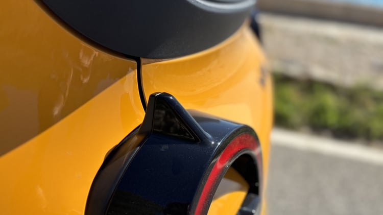 Détail feu arrière Renault Twingo E-Tech électrique avec élément aérodynamique intégré