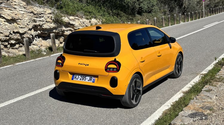 Renault Twingo E-Tech électrique jaune Mango vue arrière 3/4