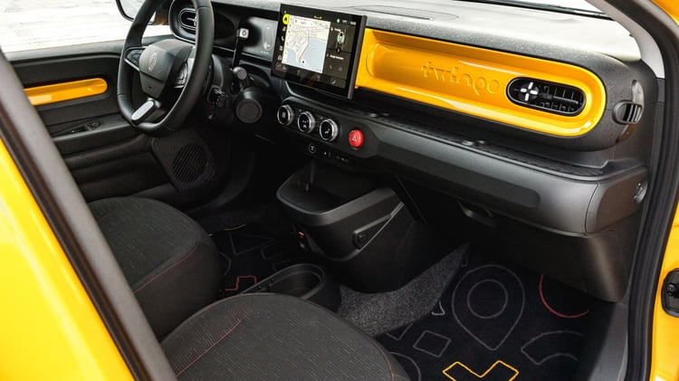 Intérieur Renault Twingo électrique avec planche de bord colorée