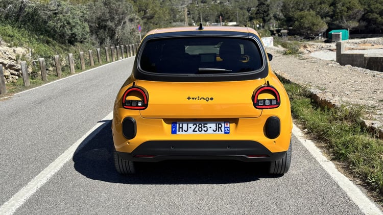 Arrière Renault Twingo E-Tech électrique jaune Mango avec feux en arche sur route